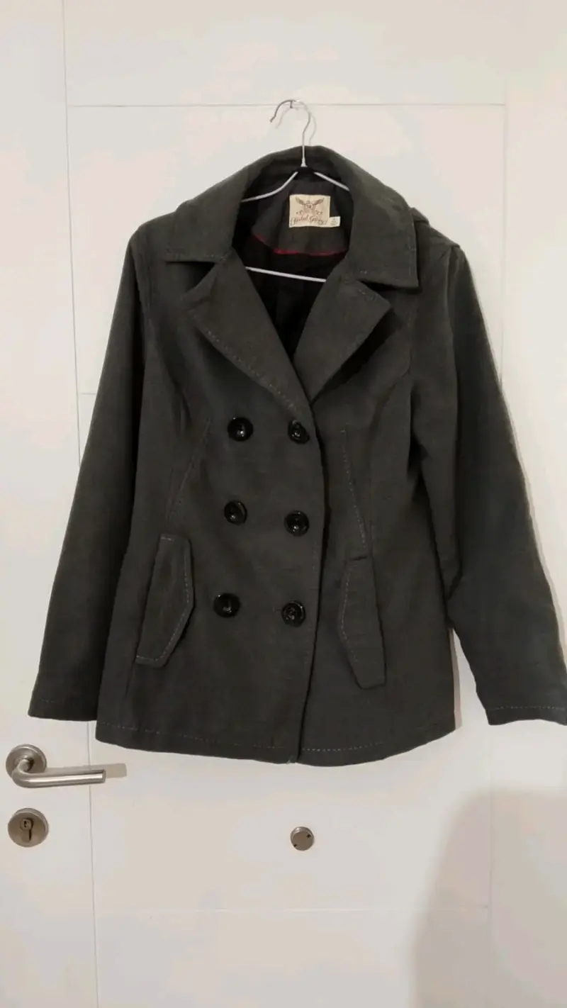 Abrigo gris de mujer estilo clásico