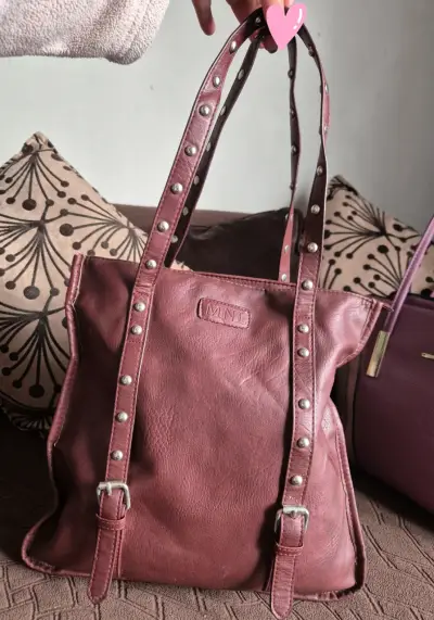 Bolso de cuero rojo con tachas estilo casual - miniatura 1