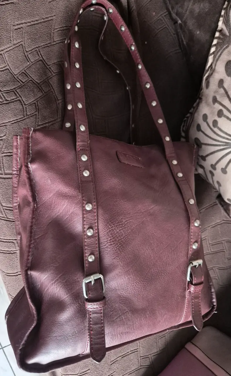Bolso de cuero rojo con tachas estilo casual - 2
