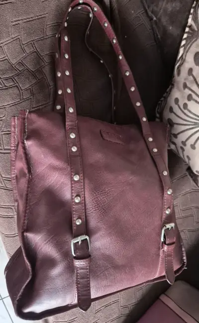 Bolso de cuero rojo con tachas estilo casual - miniatura 2