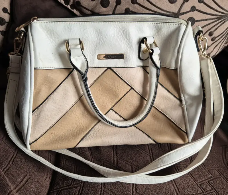 Bolso de mano beige y blanco con diseño geométrico - 1