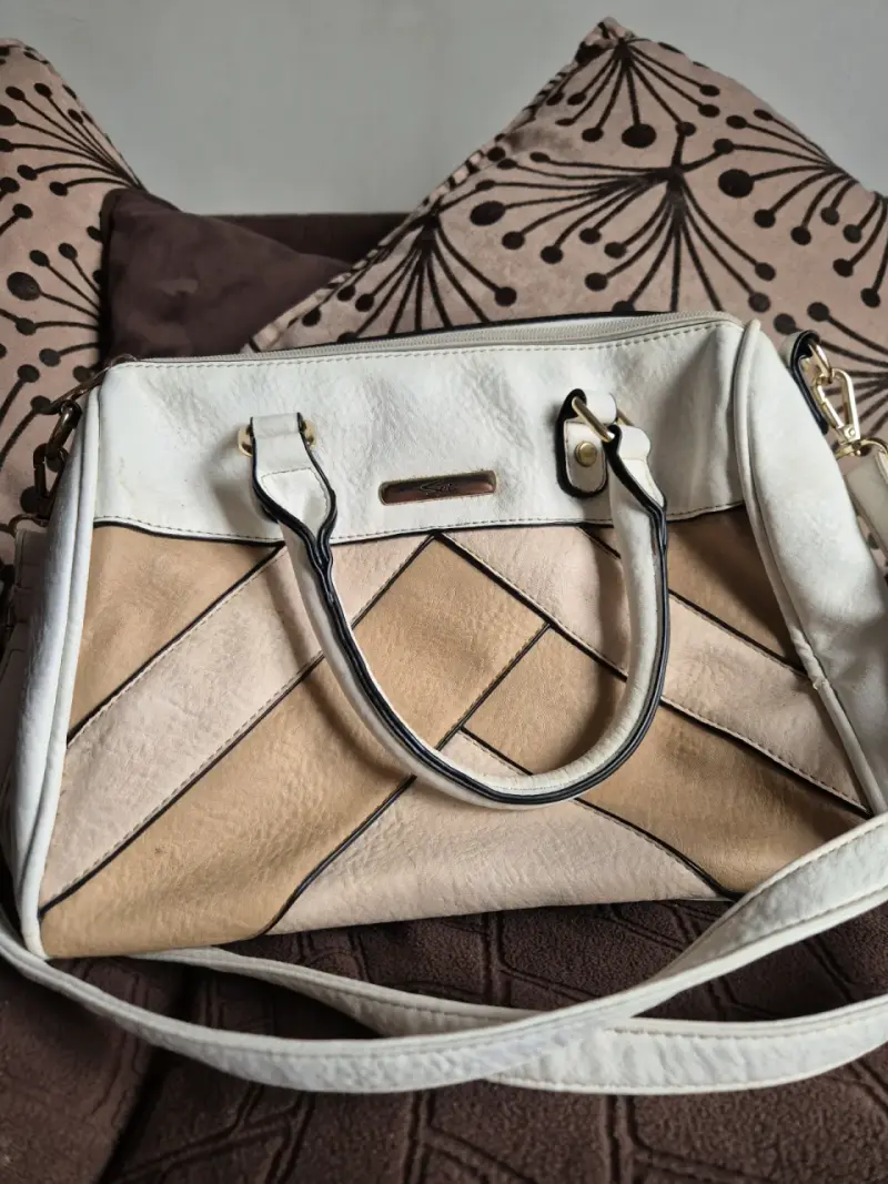 Bolso de mano beige y blanco con diseño geométrico - 2