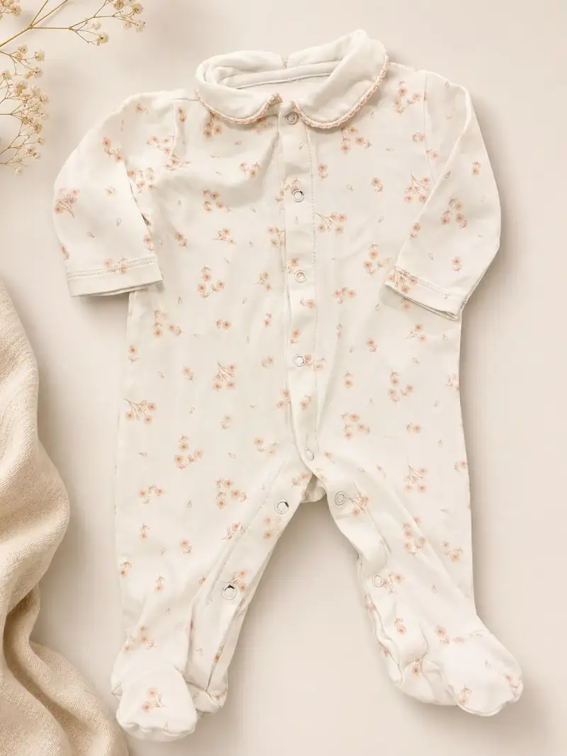 Pijama enterito para bebé con diseño floral