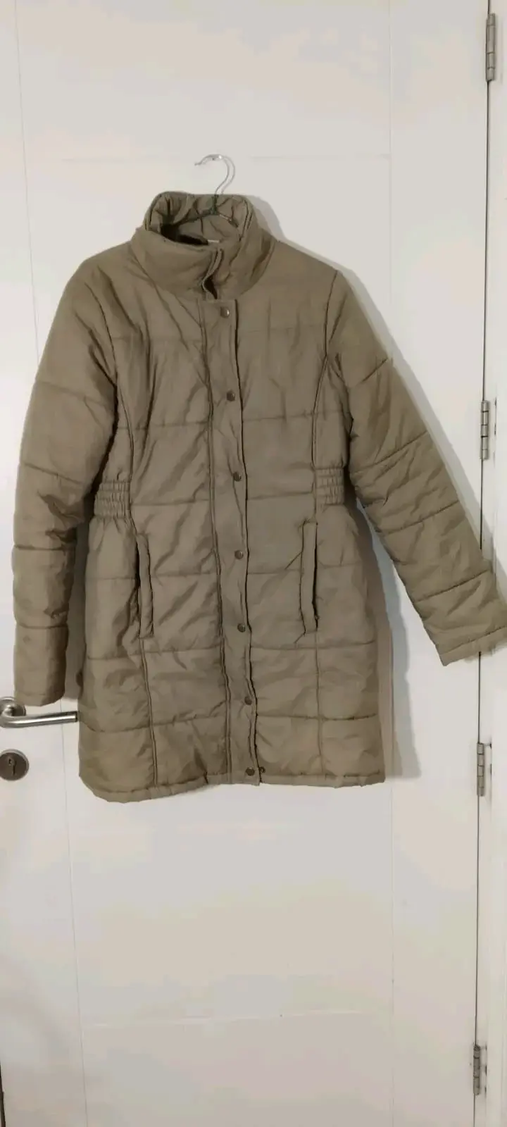 Parka acolchada beige para mujer