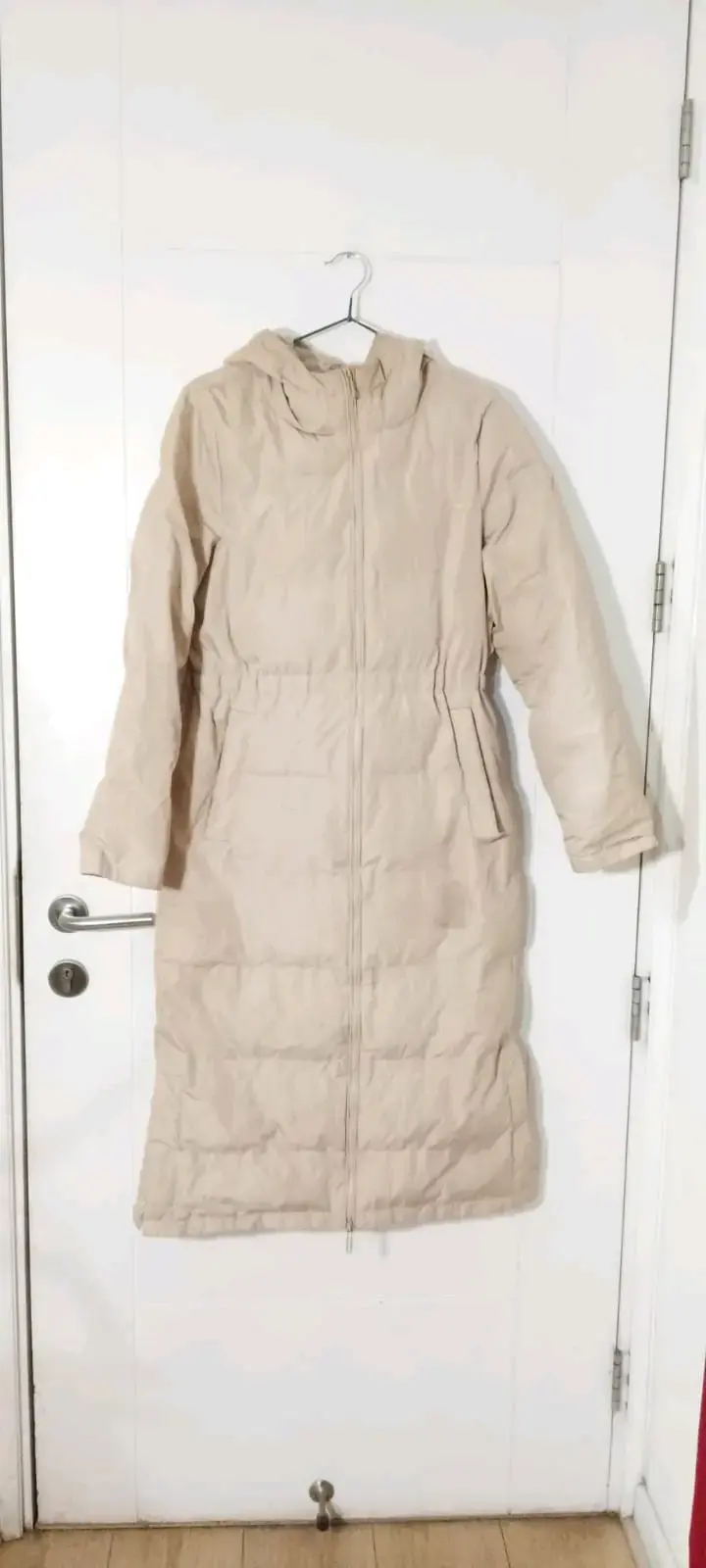 Parka larga beige con capucha para invierno