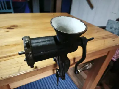 Moledor de carne manual vintage 1935 - miniatura 3