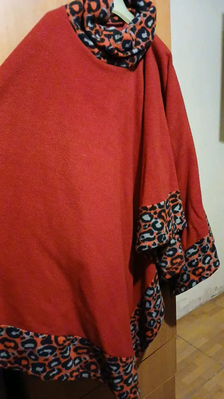 Poncho rojo de polar con detalles de leopardo - 1