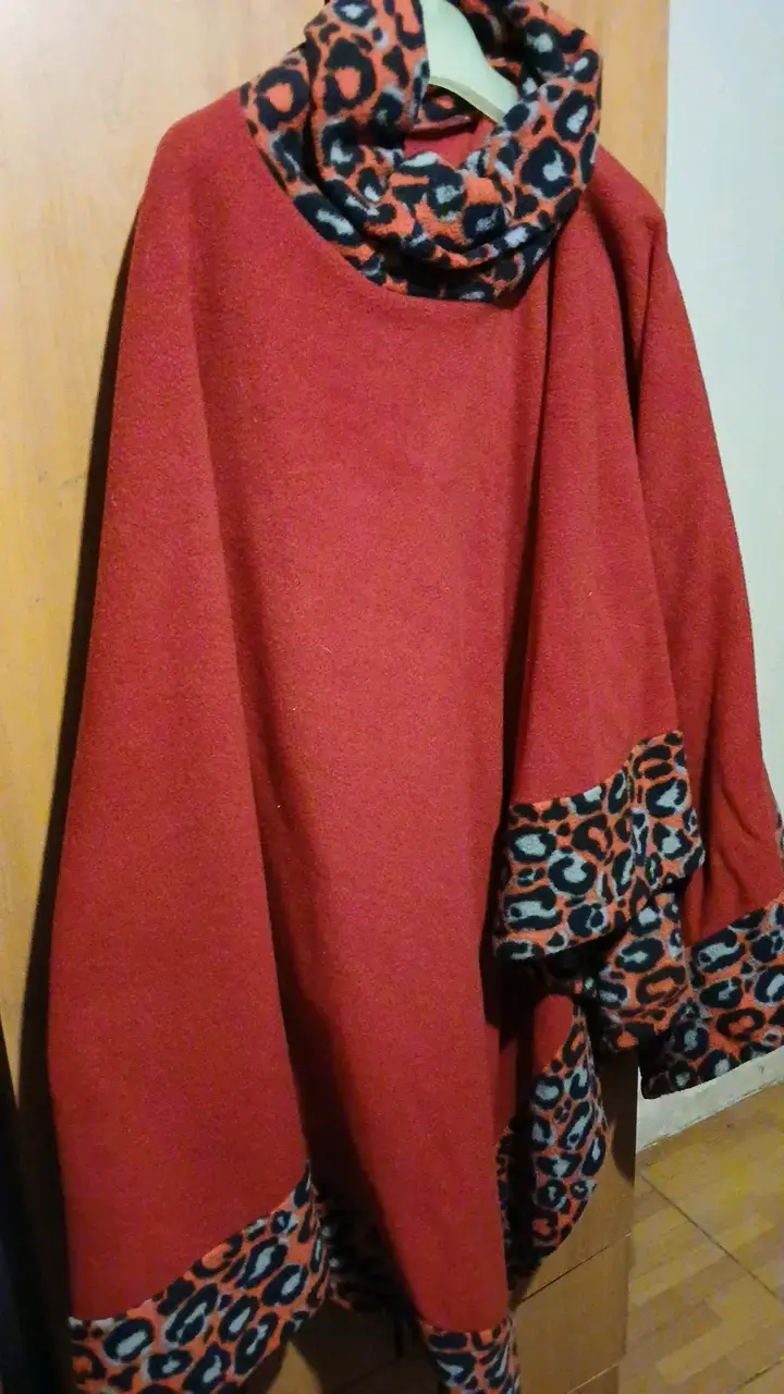 Poncho rojo de polar con detalles de leopardo - 2