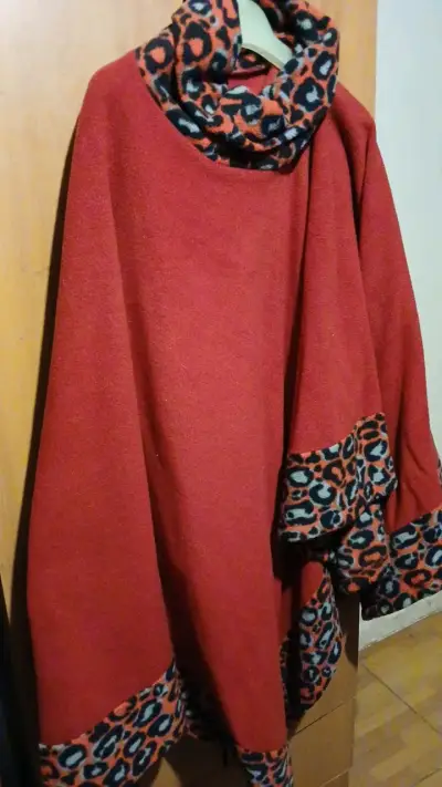 Poncho rojo de polar con detalles de leopardo - miniatura 2