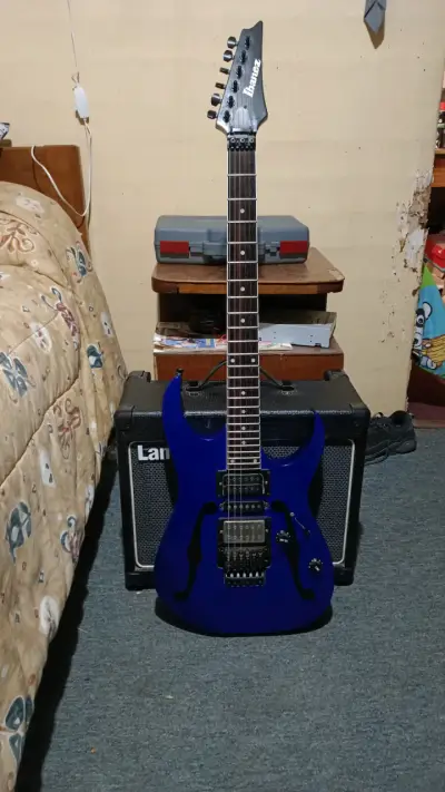 Guitarra eléctrica Ibanez GRG270 y Amplificador - miniatura 1