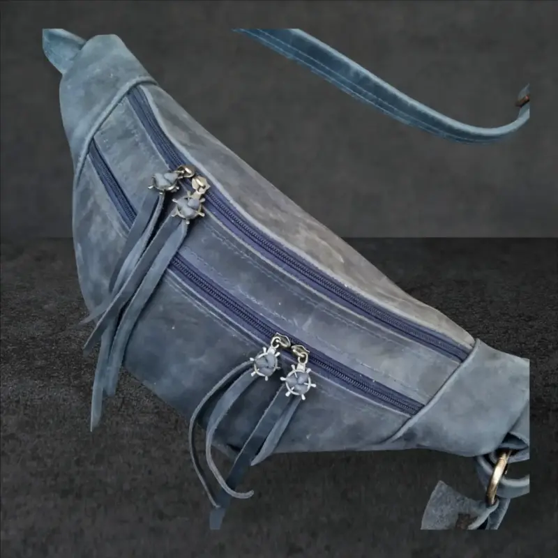 Banano de cuero azul con detalles decorativos - 1
