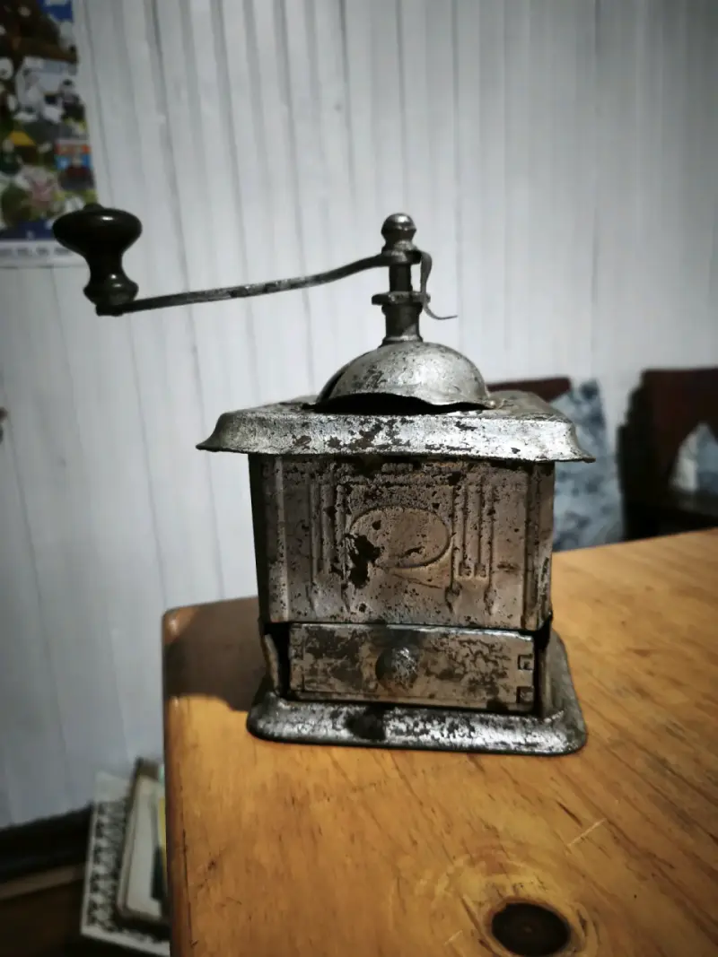 Molino de café antiguo de metal - 1