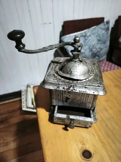 Molino de café antiguo de metal - miniatura 2