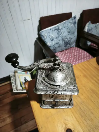 Molino de café antiguo de metal - miniatura 3