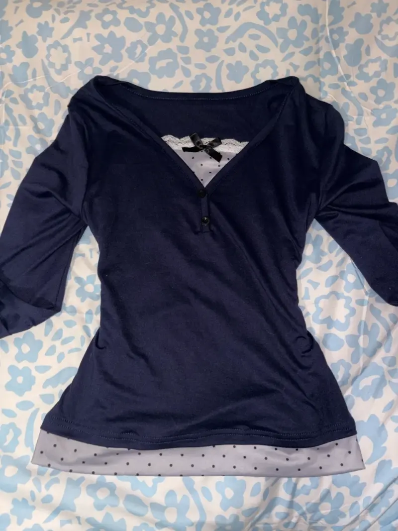 Polera azul con encaje - 1
