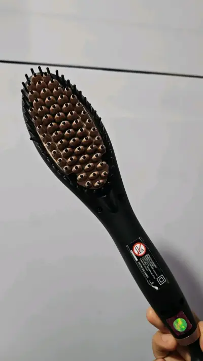 Cepillo alisador de cabello eléctrico negro - miniatura 1