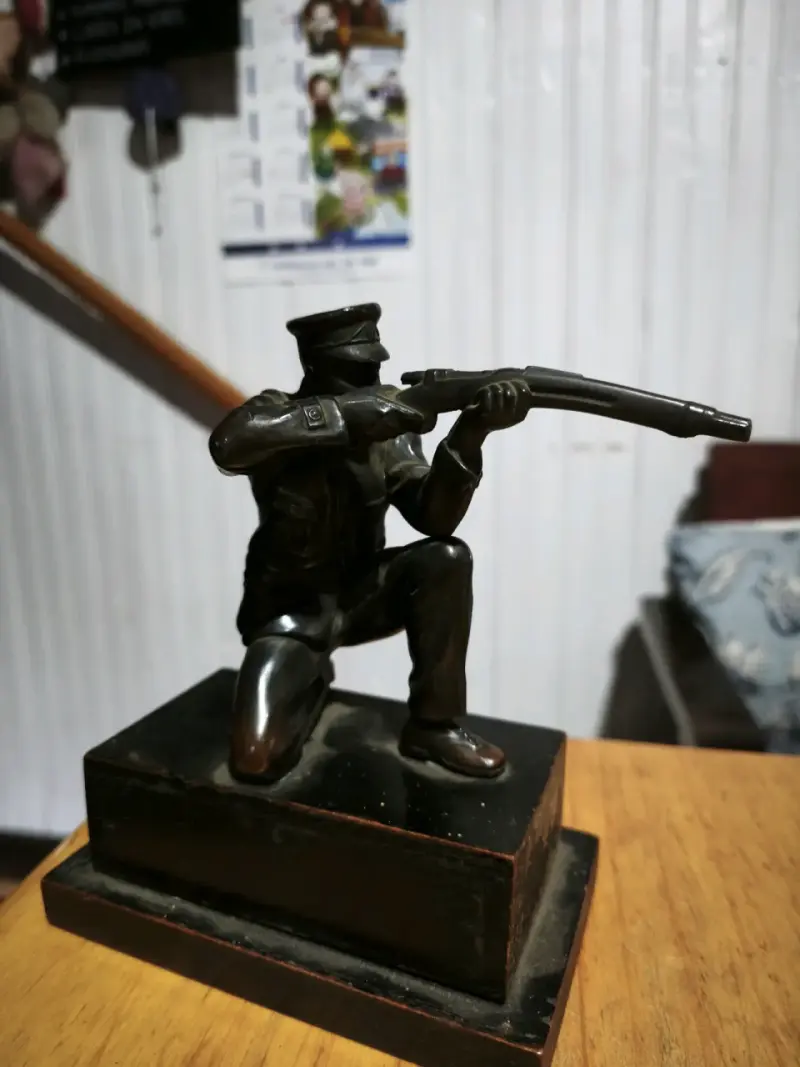 Estatua de bronce soldado con rifle - 1
