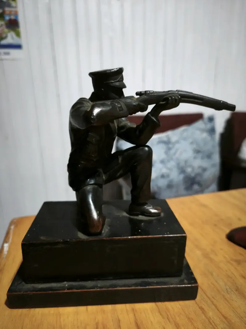 Estatua de bronce soldado con rifle - 2