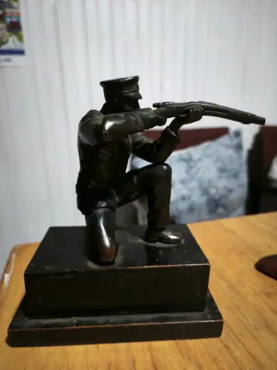 Estatua de bronce soldado con rifle - miniatura 2