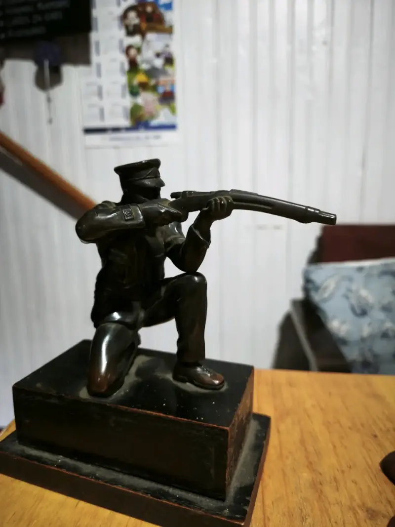 Estatua de bronce soldado con rifle - 3