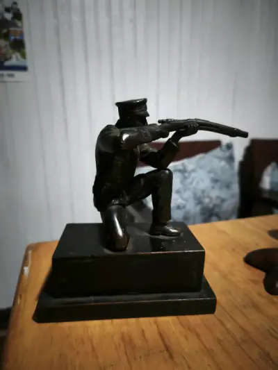 Estatua de bronce soldado con rifle - miniatura 4