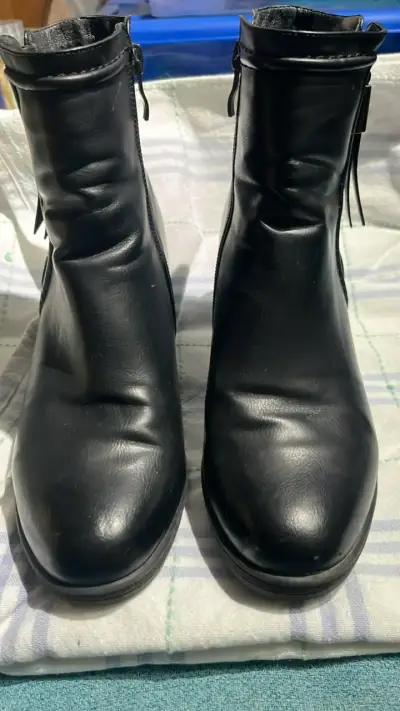 Botines de cuero negro con plataforma marca vía un - miniatura 1