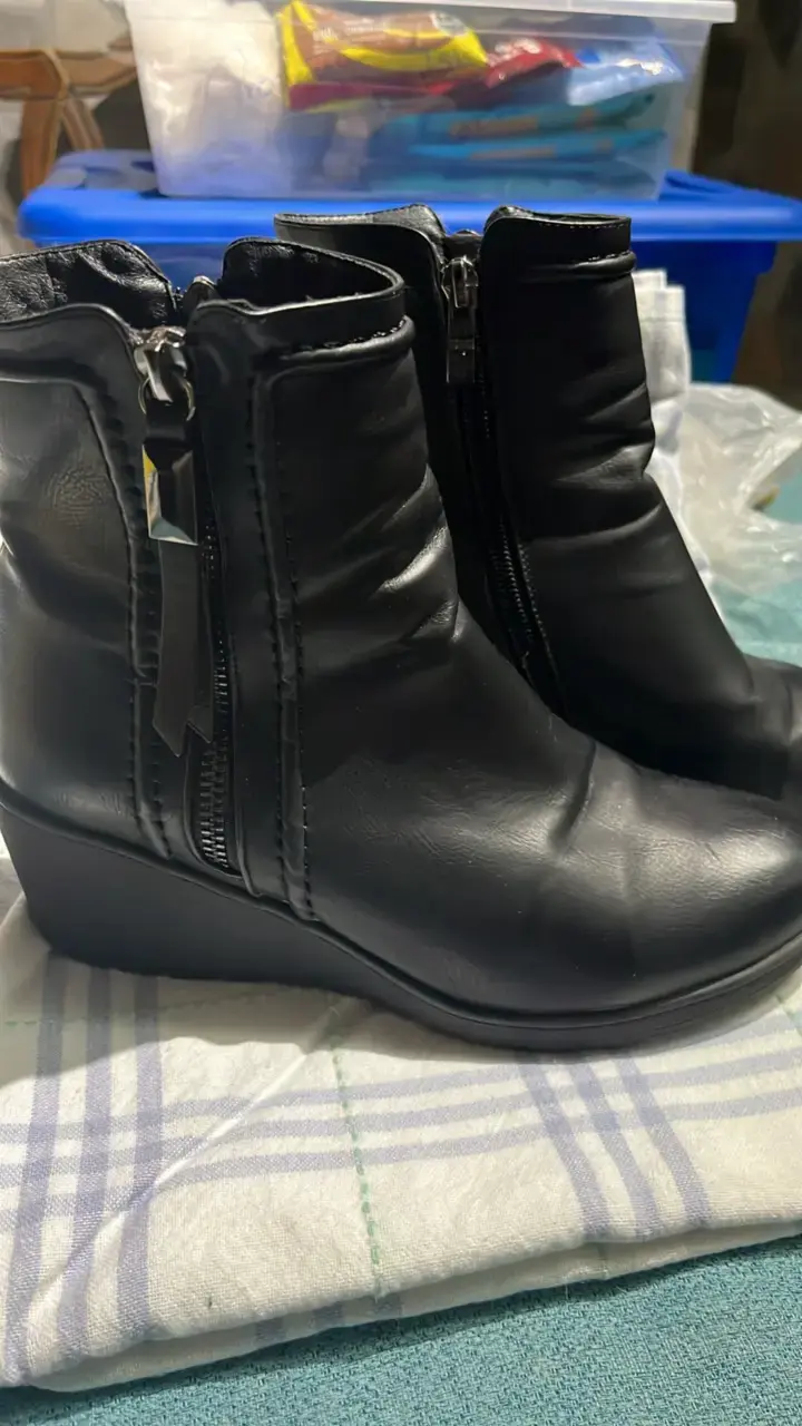 Botines de cuero negro con plataforma marca vía un - 2