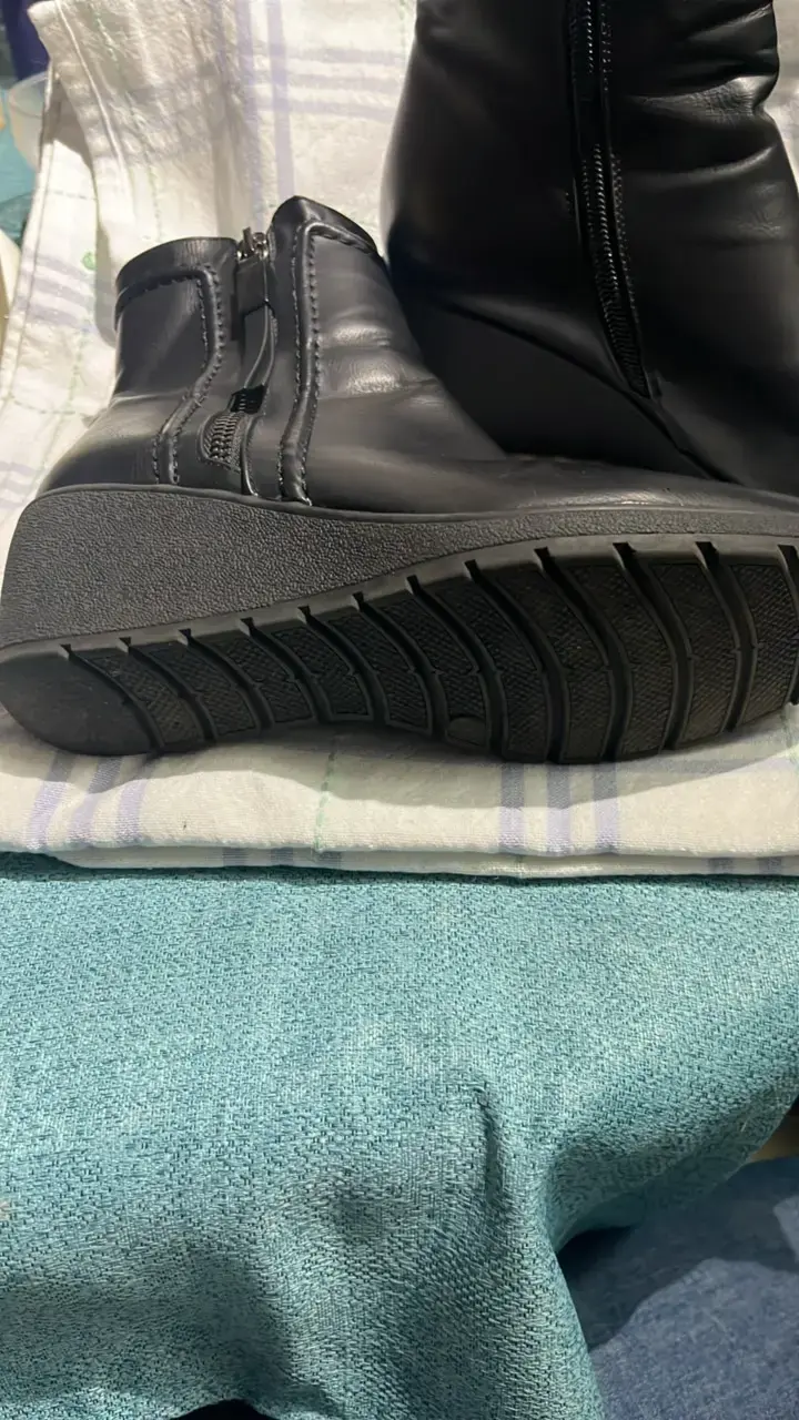 Botines de cuero negro con plataforma marca vía un - 3
