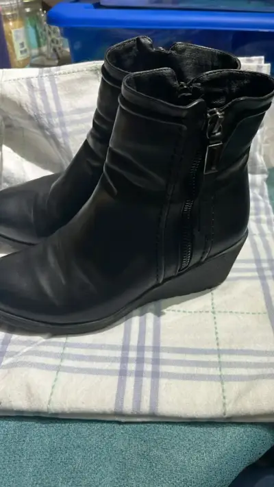 Botines de cuero negro con plataforma marca vía un - miniatura 4