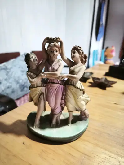 Figura decorativa de cerámica Tres Gracias - miniatura 1