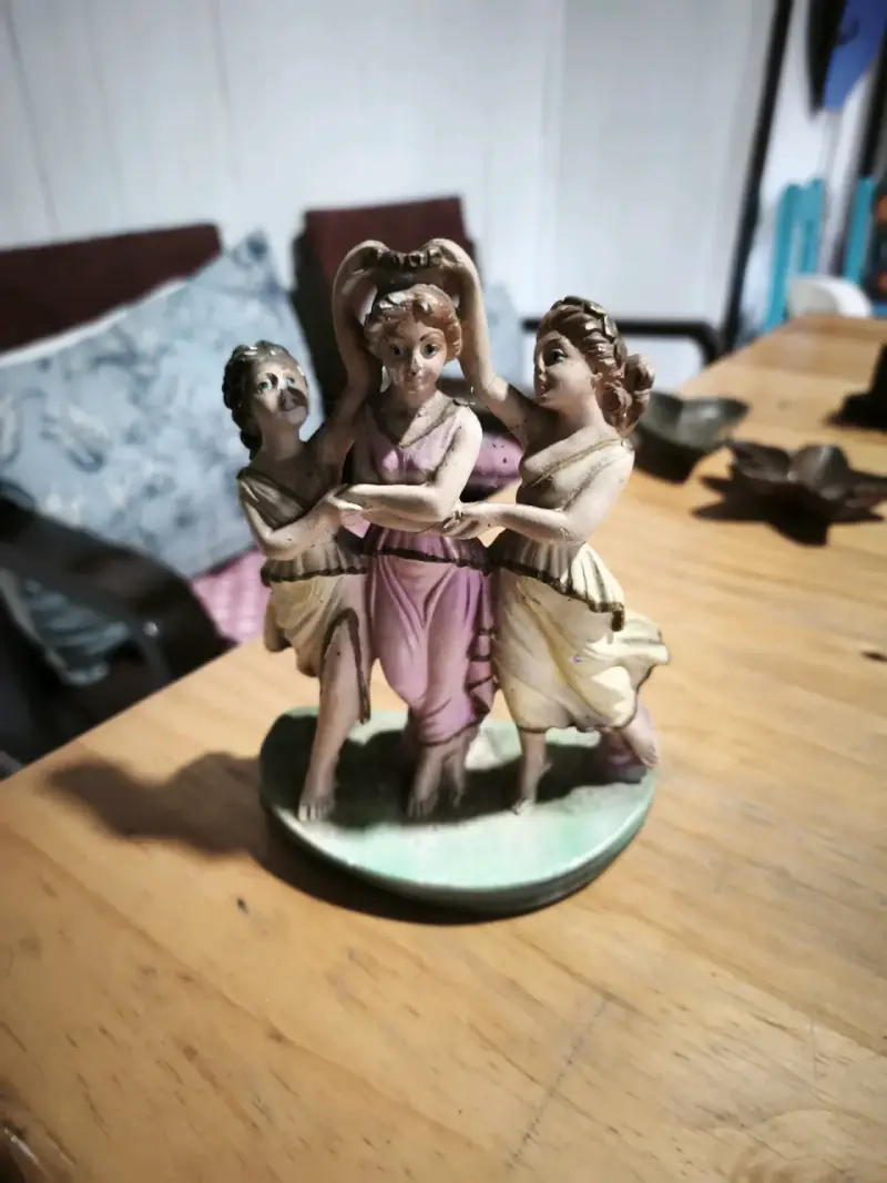 Figura decorativa de cerámica Tres Gracias - 2