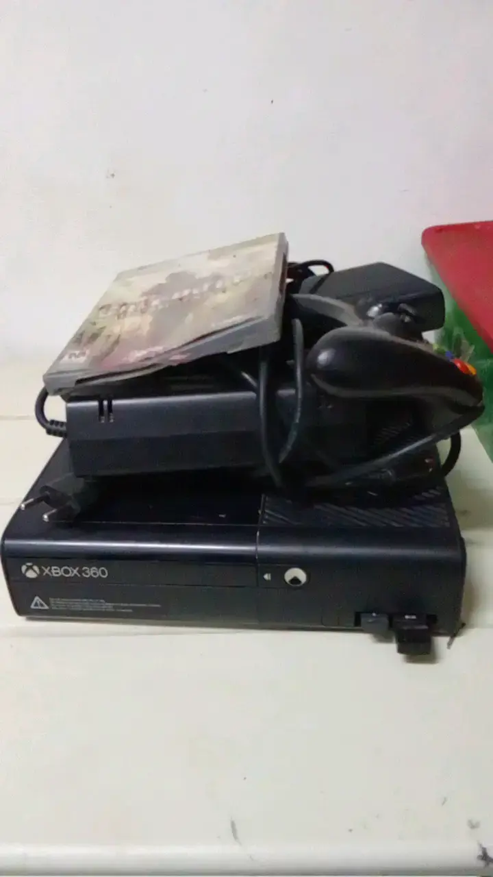 Consola Xbox 360 con control y juego - 1
