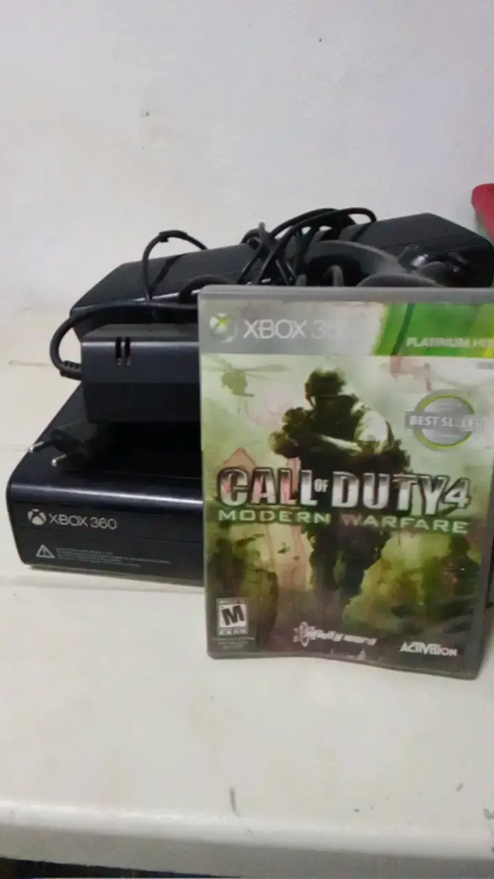 Consola Xbox 360 con control y juego - 2