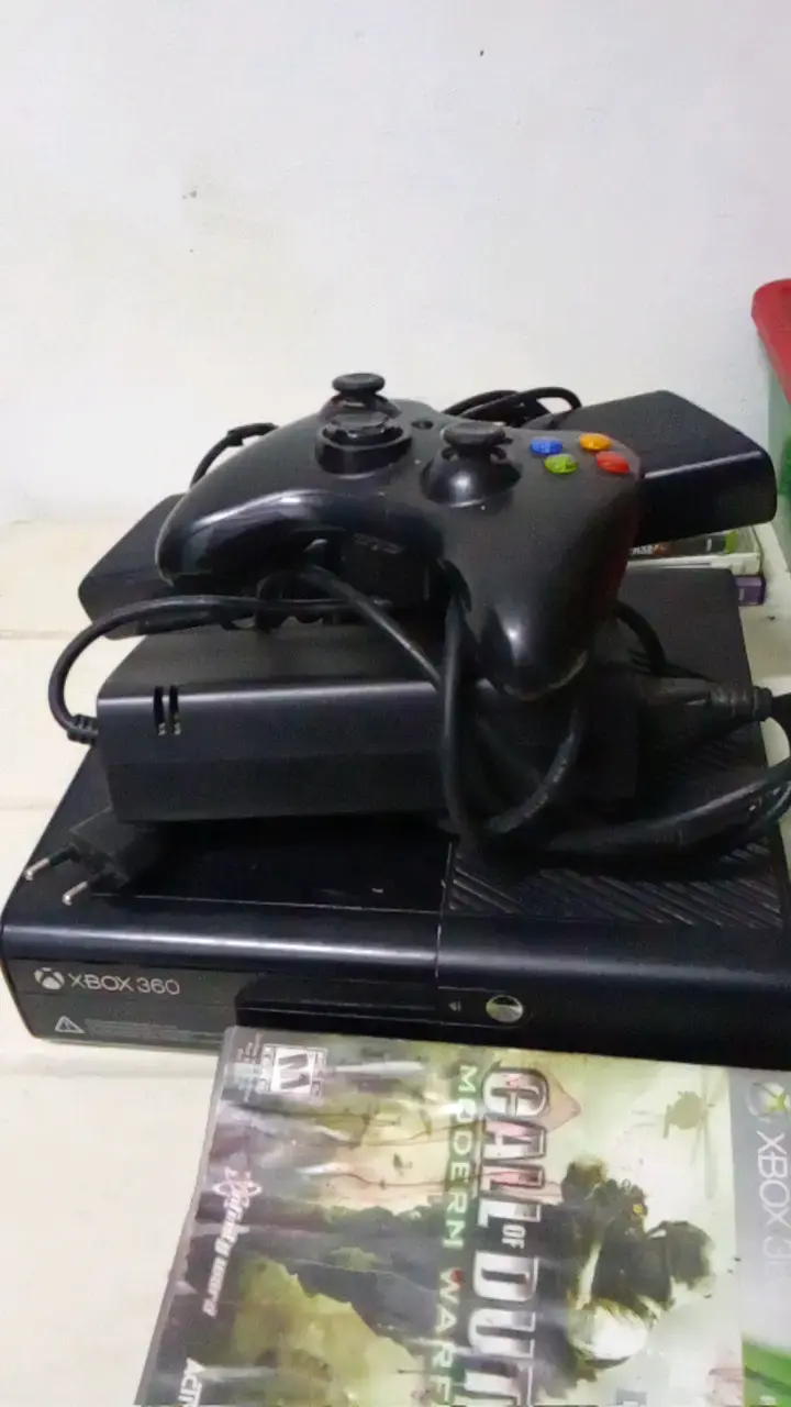 Consola Xbox 360 con control y juego - 3