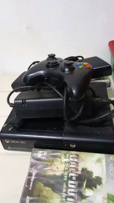Consola Xbox 360 con control y juego - miniatura 3