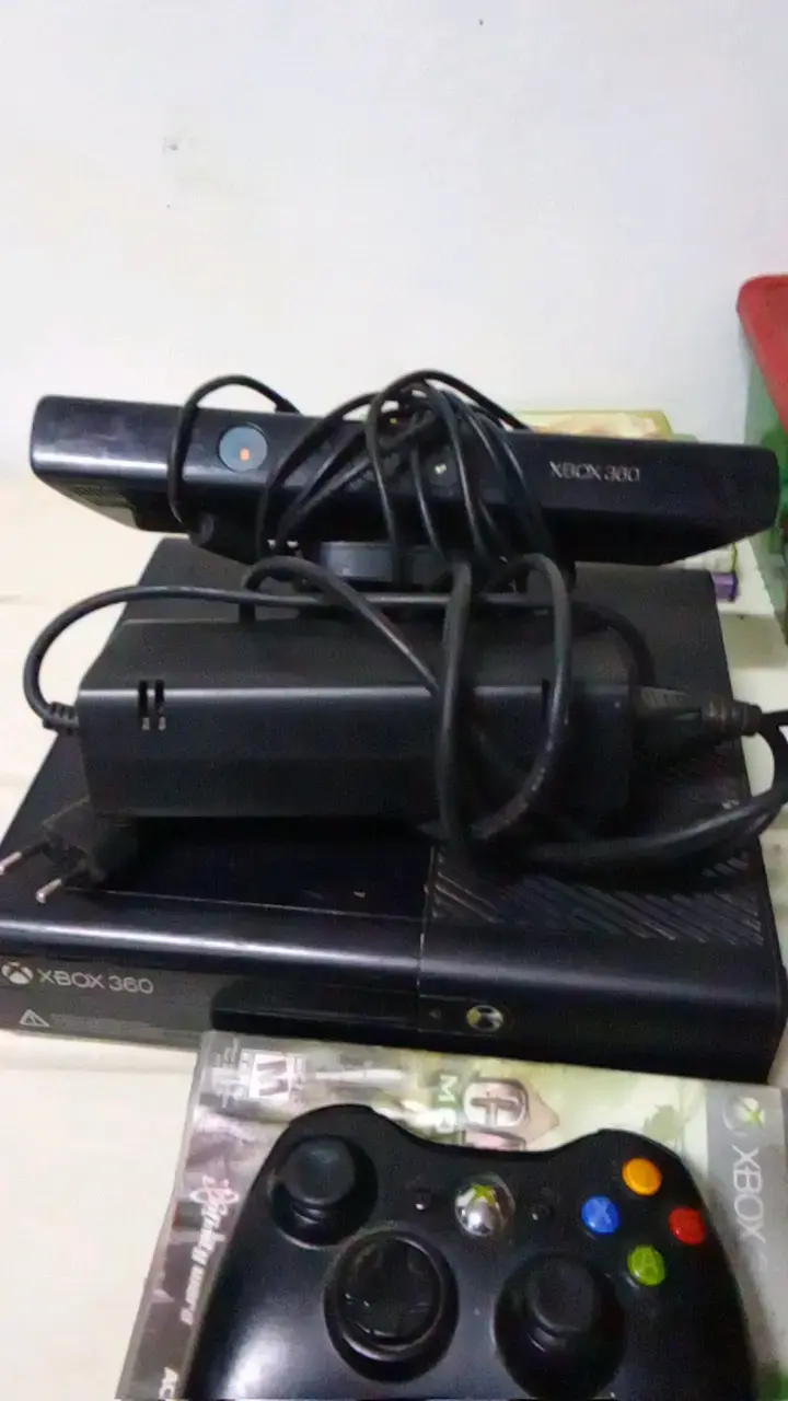 Consola Xbox 360 con control y juego - 4