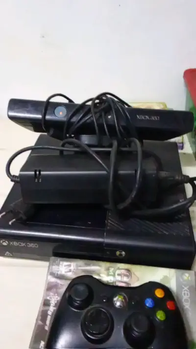 Consola Xbox 360 con control y juego - miniatura 4