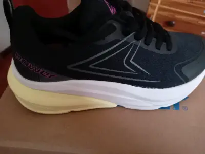 Zapatillas deportivas Power negras con suela amarilla - miniatura 1