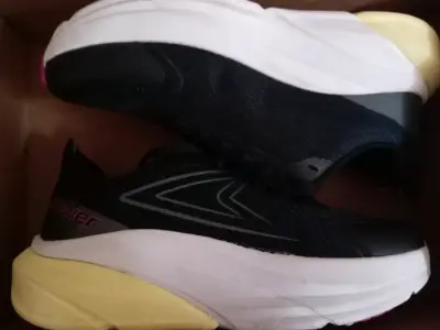 Zapatillas deportivas Power negras con suela amarilla - miniatura 4