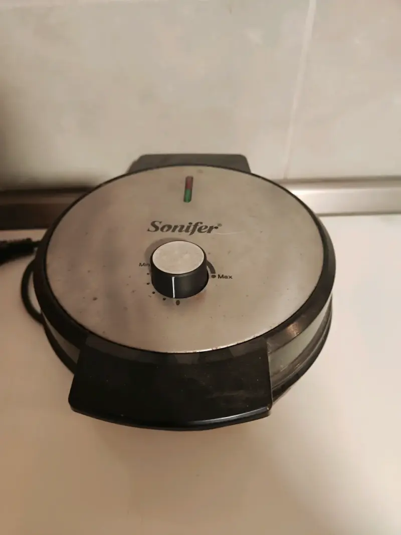 Wafflera eléctrica Sonifer en buen estado - 1