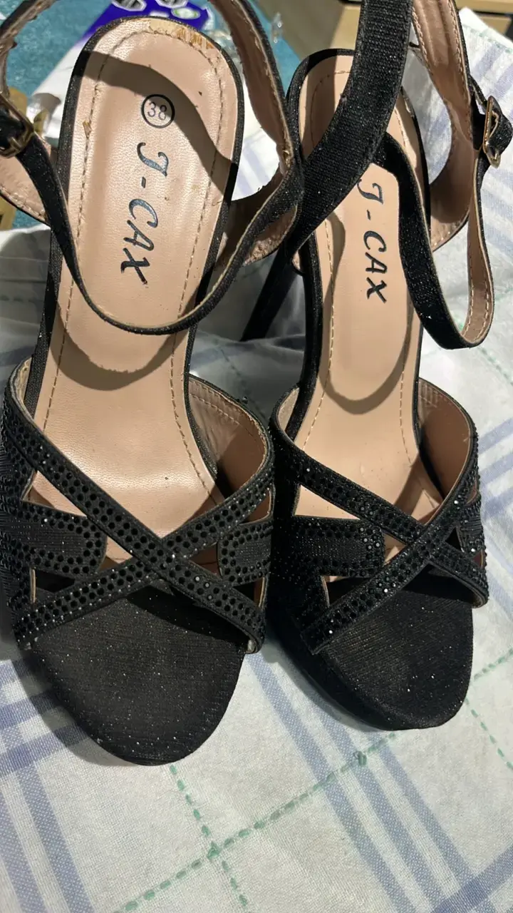 Sandalias de tacón alto negras con brillo - 1