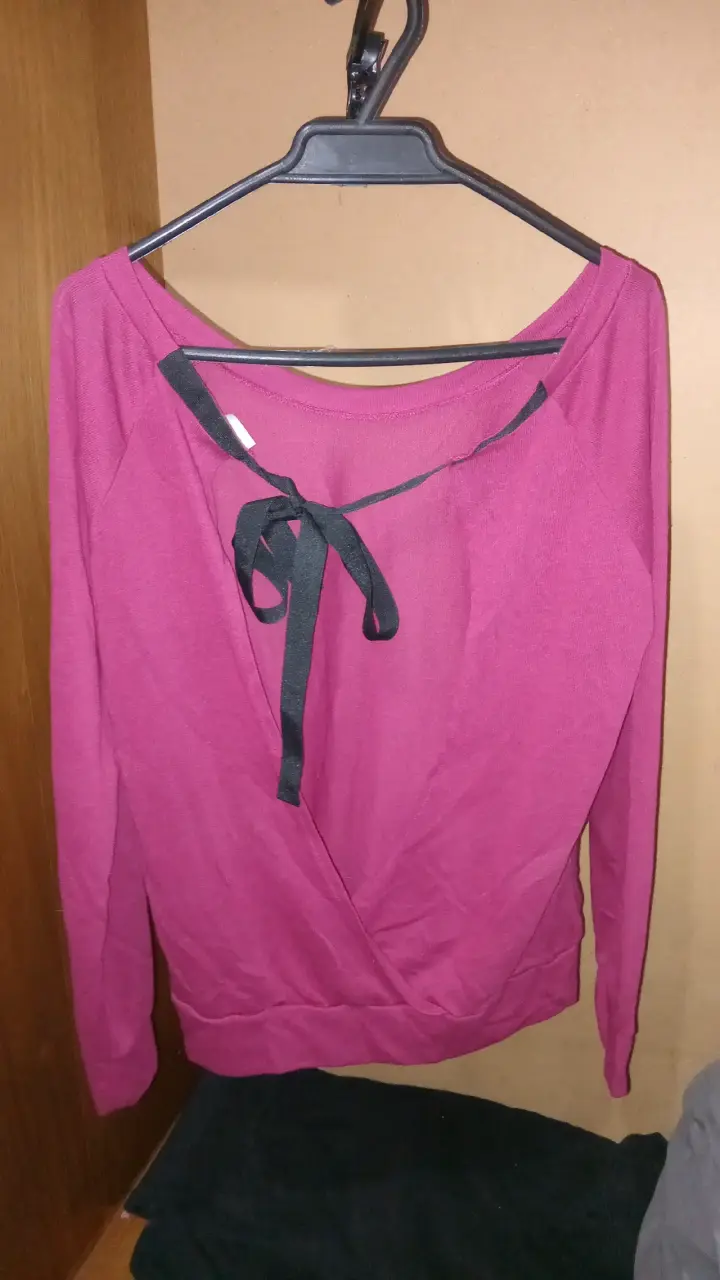Blusa fucsia con lazo decorativo - 1