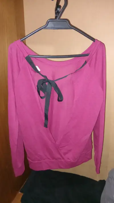 Blusa fucsia con lazo decorativo - miniatura 1