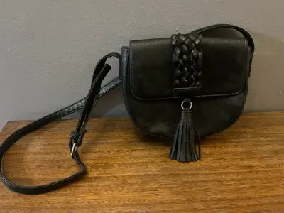 Cartera de cuero negra con flecos - miniatura 1