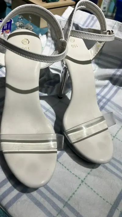 Sandalias de tacón alto blancas con tiras transparentes - miniatura 1