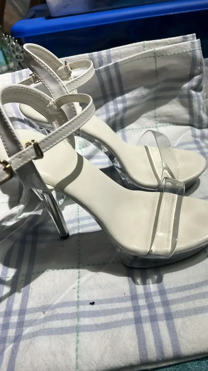 Sandalias de tacón alto blancas con tiras transparentes - 2