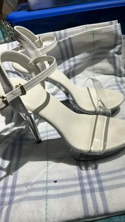 Sandalias de tacón alto blancas con tiras transparentes - miniatura 2