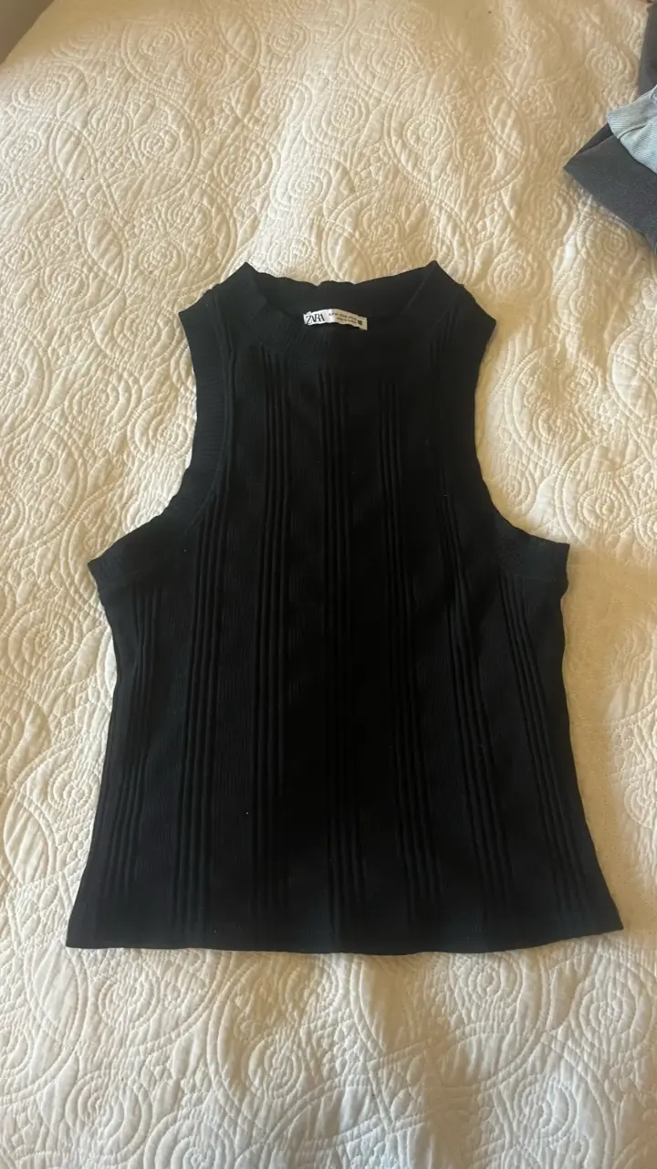Top sin mangas negro Zara para mujer