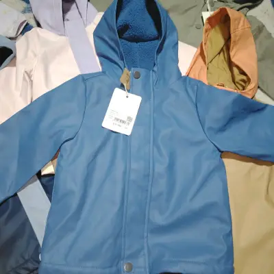 Chaqueta impermeable azul para niños con chiporro - miniatura 1