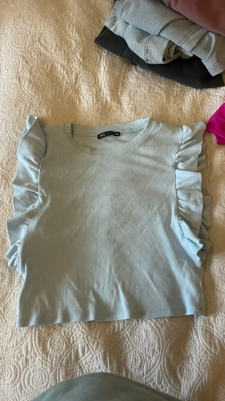 Polera azul con volantes Zara